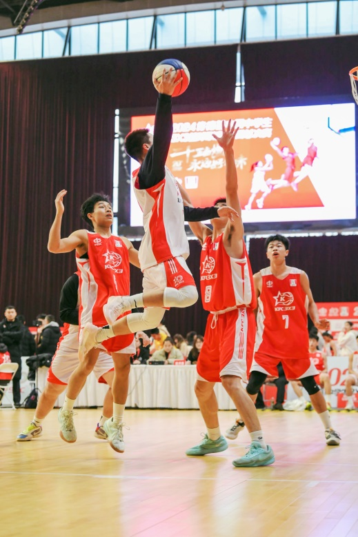 包含精彩盛宴！中国篮球联赛上演实力对抗的词条
