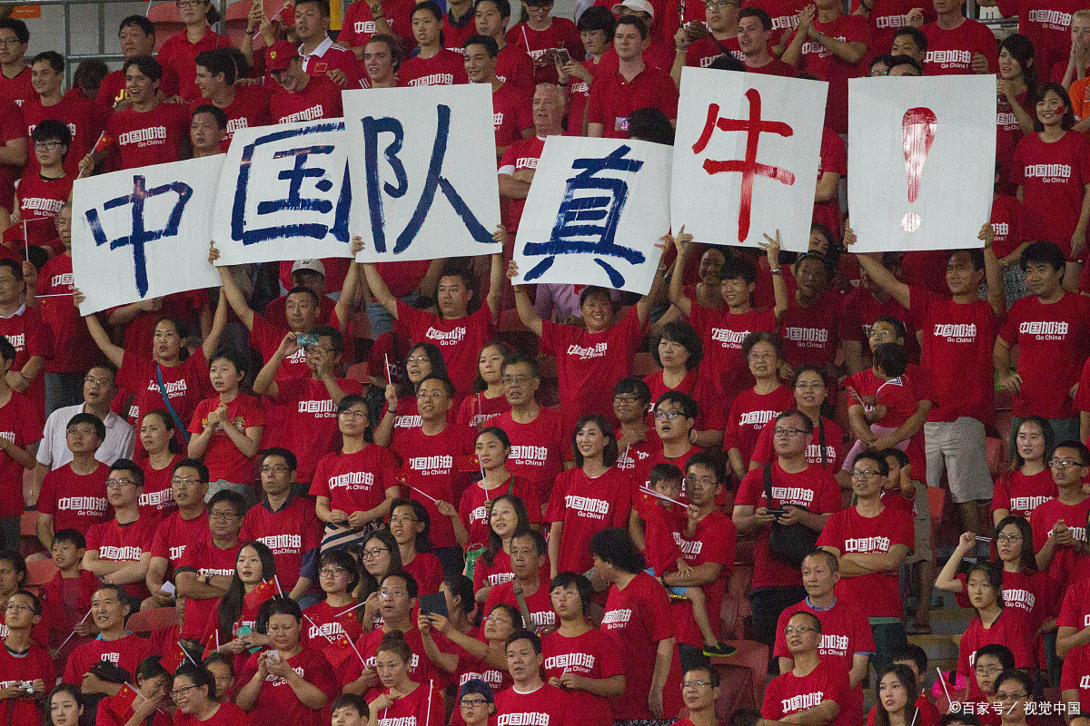 国内足球赛事场上战火连天，球队竞逐殊胜