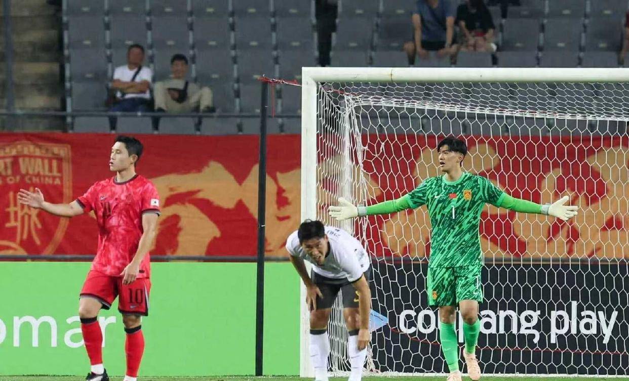 国足0-3惨败，久尔杰维奇揭真因，名记痛批“没眼看”