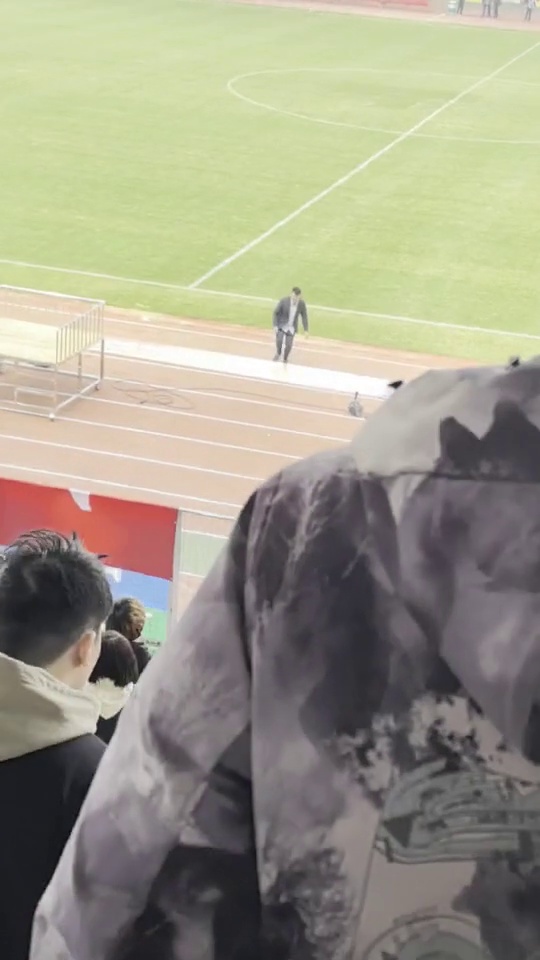关键比赛中，冰川之巅战术得当压制对手，教练激动落泪的简单介绍