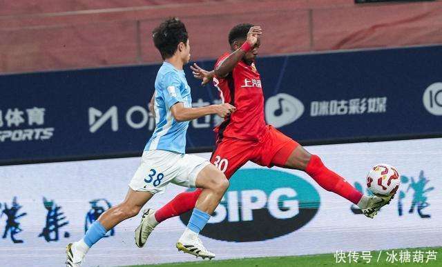 海港2-1逆袭新鹏城，蒯纪闻首发登场，李新翔进球扳平蓉城！