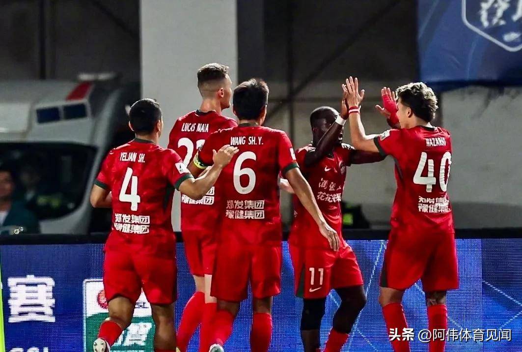 海港2-1逆袭新鹏城，蒯纪闻首发登场，李新翔进球扳平蓉城！