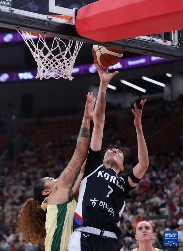 女篮亚洲杯决赛：澳大利亚半场54-43领先日本，田中心19分的简单介绍