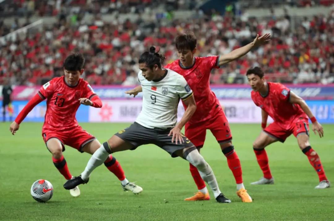 国足东亚杯首战出炉！重回双后腰战术，首发11人浮现