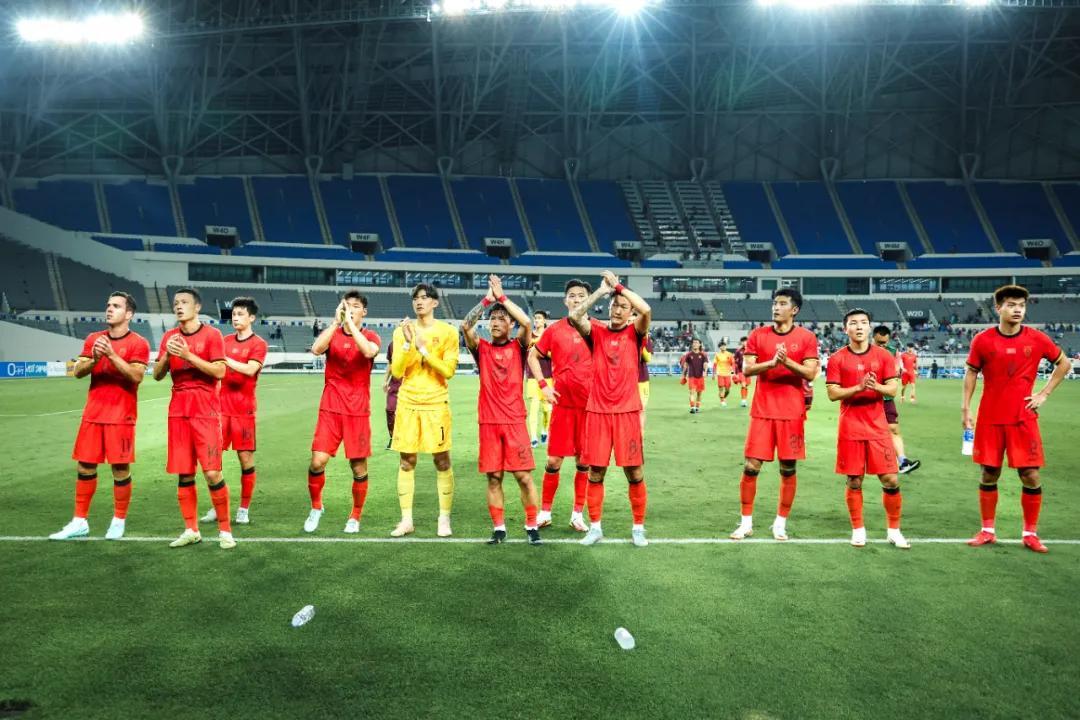 国足东亚杯首战出炉！重回双后腰战术，首发11人浮现