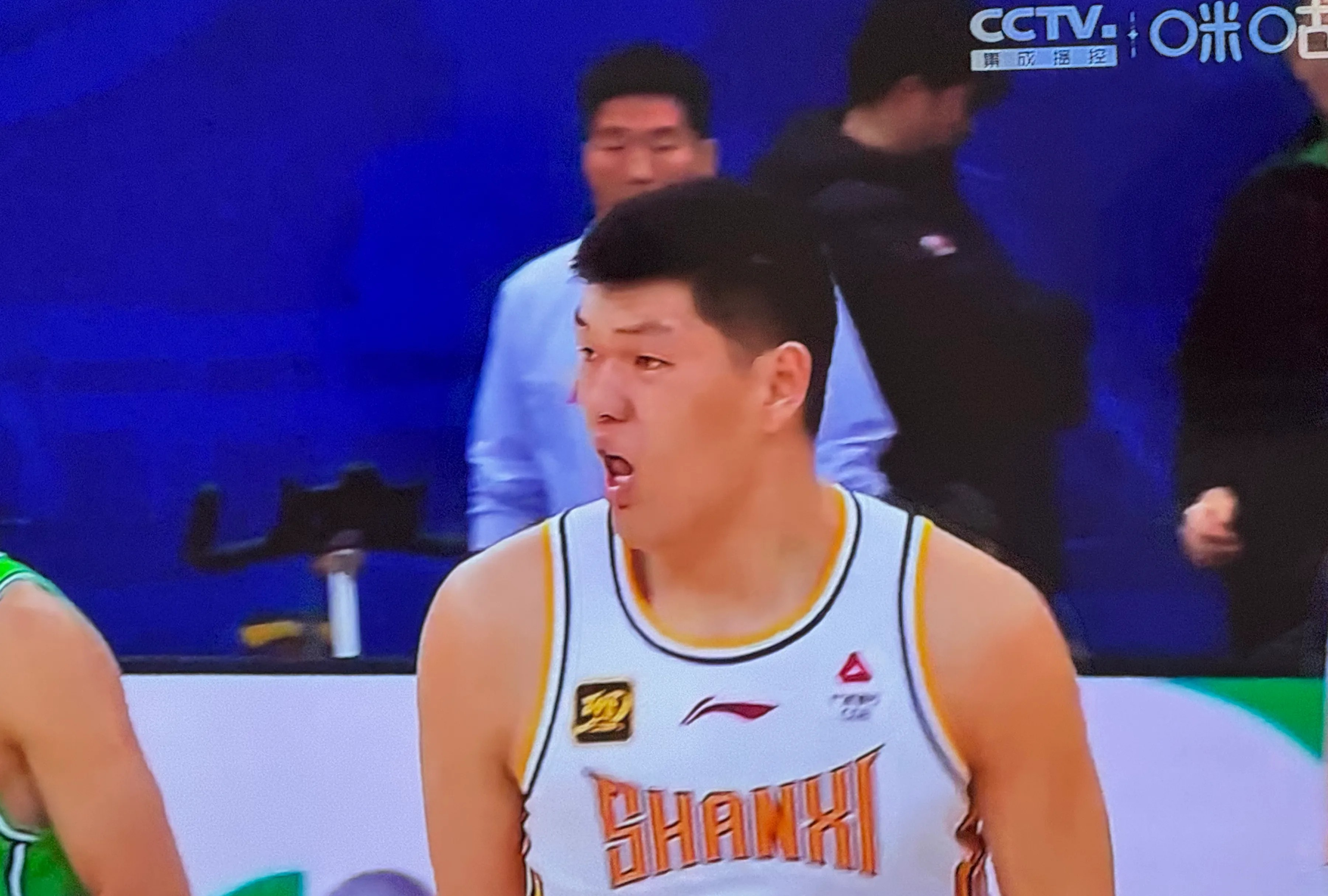 包含山西队球员贾明儒更新日常，晒出休赛季训练视频的词条
